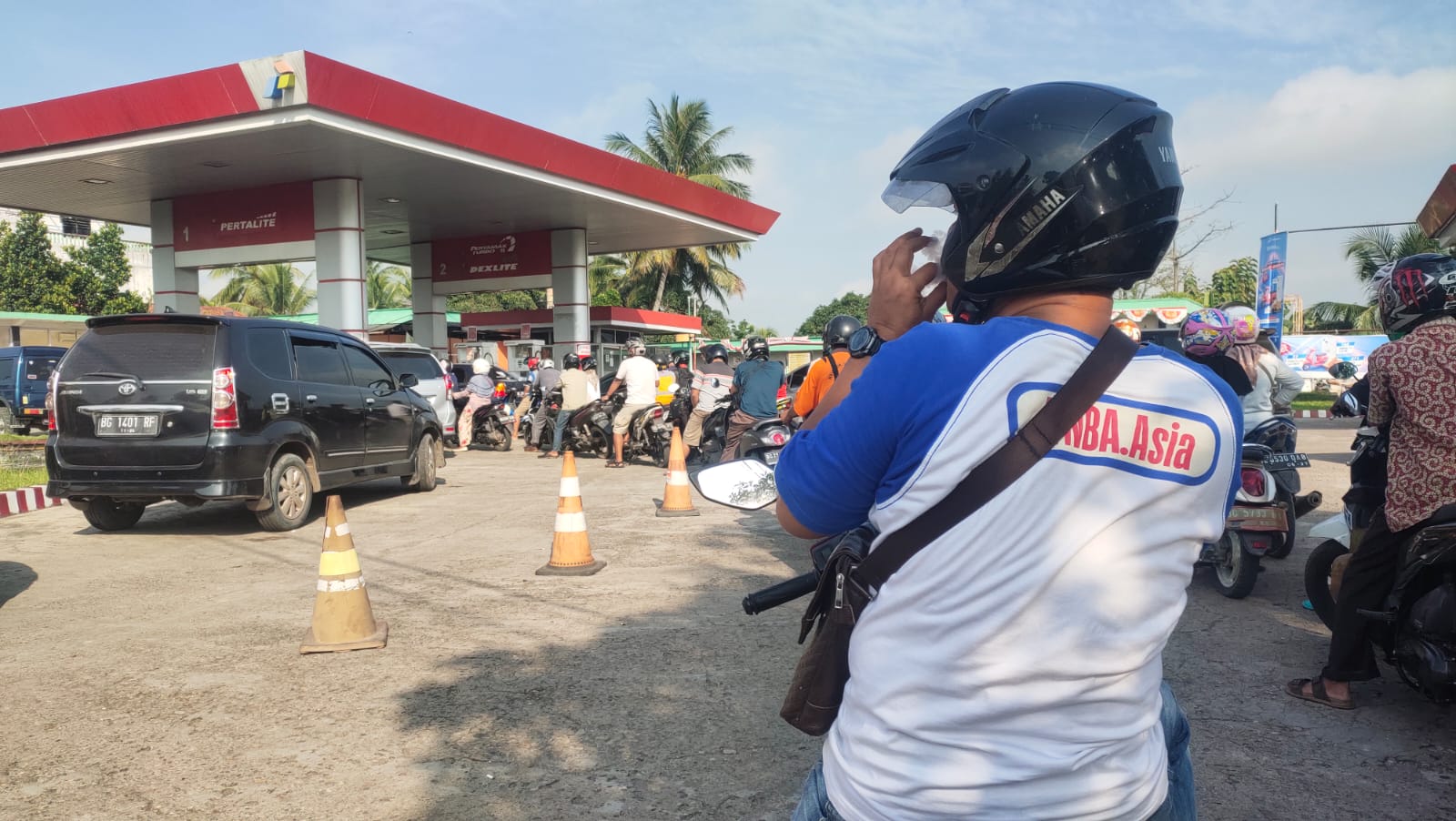 Demi Pertalite, Warga Muara Enim Rela Antre Berjam-jam