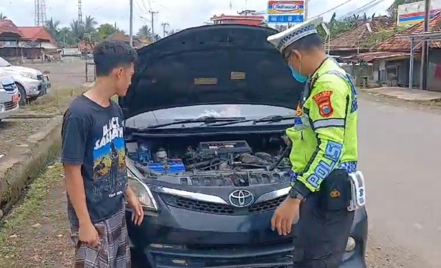 Jadi Mekanik Dadakan, Polisi Ini Bantu Mobil Pemudik yang Rusak di Jalan