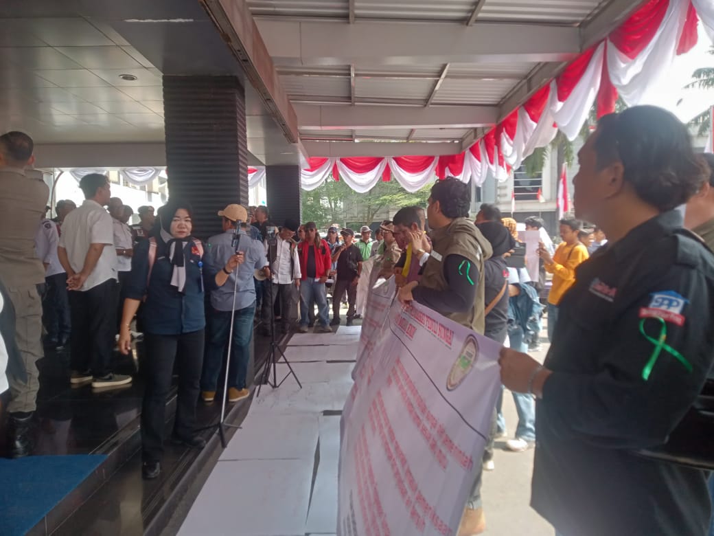 Peduli Sungai, Ratusan Massa Geruduk Kantor Bupati Muara Enim