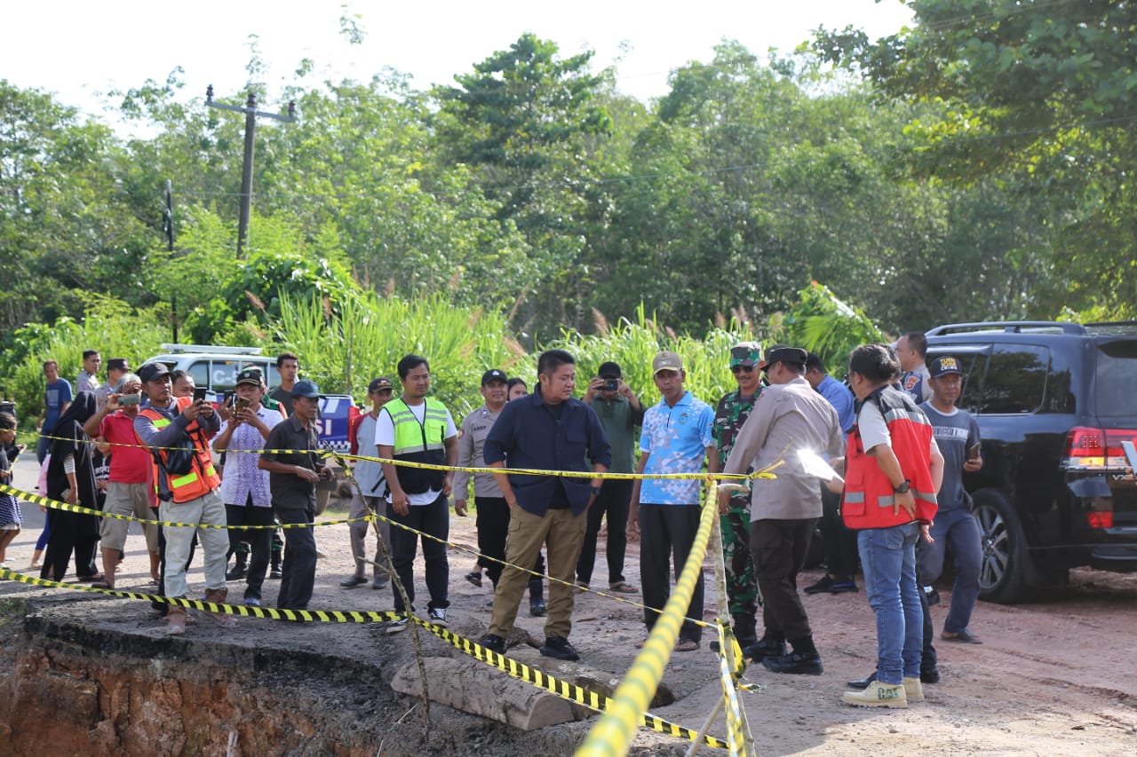 Tinjau Ruas Jalan Penghubung Ogan Ilir-OKU yang Amblas, Ini Instruksi Gubernur Sumsel Kepada Dinas PUBMTR