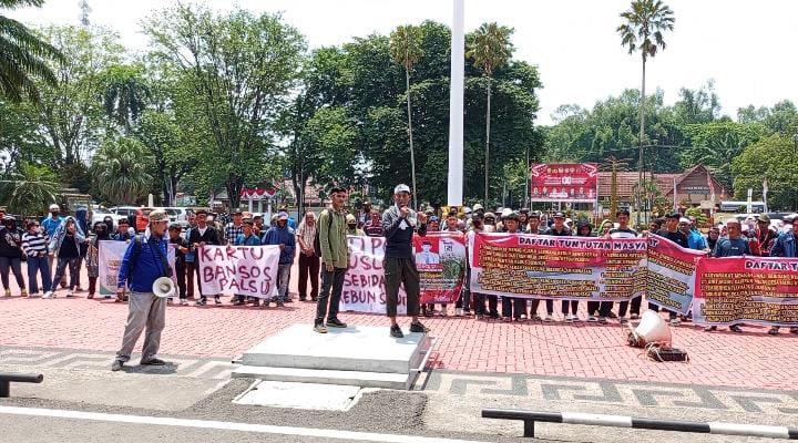 Datangi Kantor Bupati Muara Enim, Ratusan Massa Minta Nonaktifkan Kepala Desa Padang Bindu, Ini Alasannya