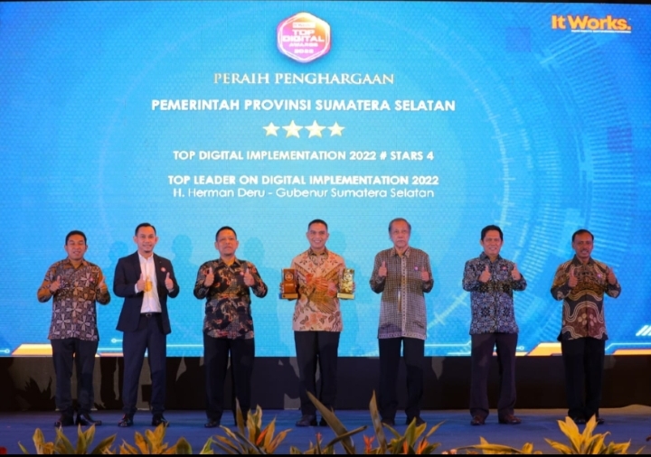 Gubernur Sumatera Selatan Herman Deru Terima Penghargaan TOP Leader on Digital Implementation 2022