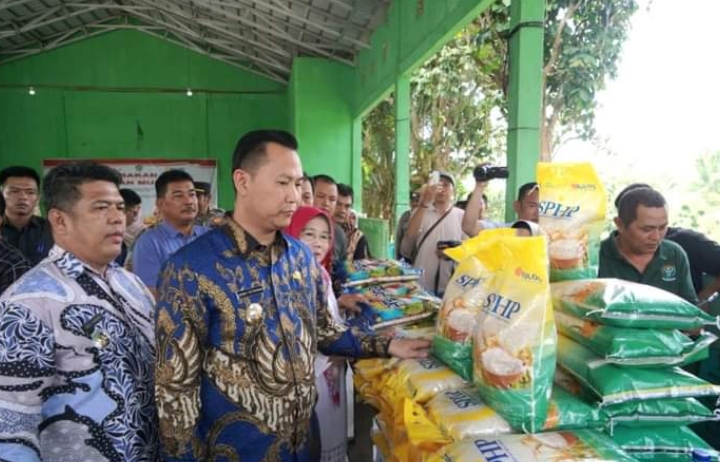 Pj Bupati Muara Enim Buka Gerakan Pangan Murah di Kecamatan Benakat