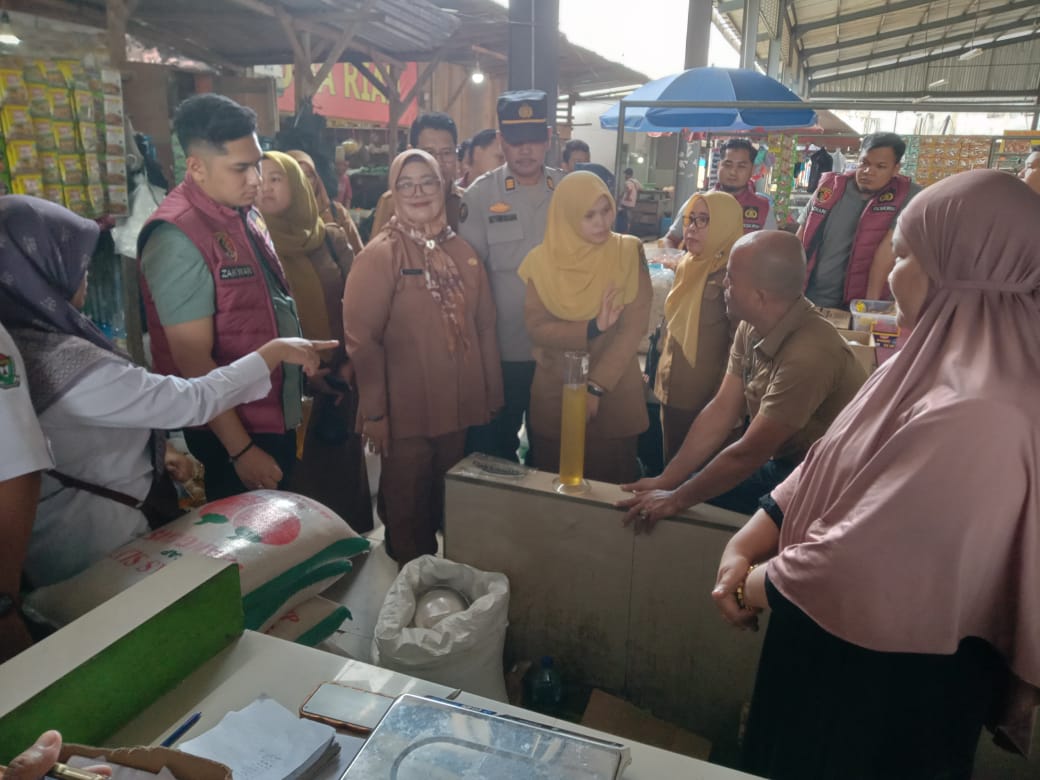 Sidak Pasar Muara Enim, Anggota Polres Muara Enim Temukan Dugaan Kecurangan Volume Minyak Kita