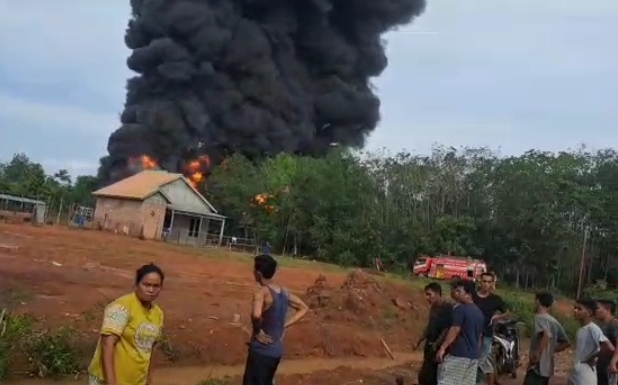 Lokasi Penimbunan BBM di Muara Enim Sumsel Kembali Terbakar