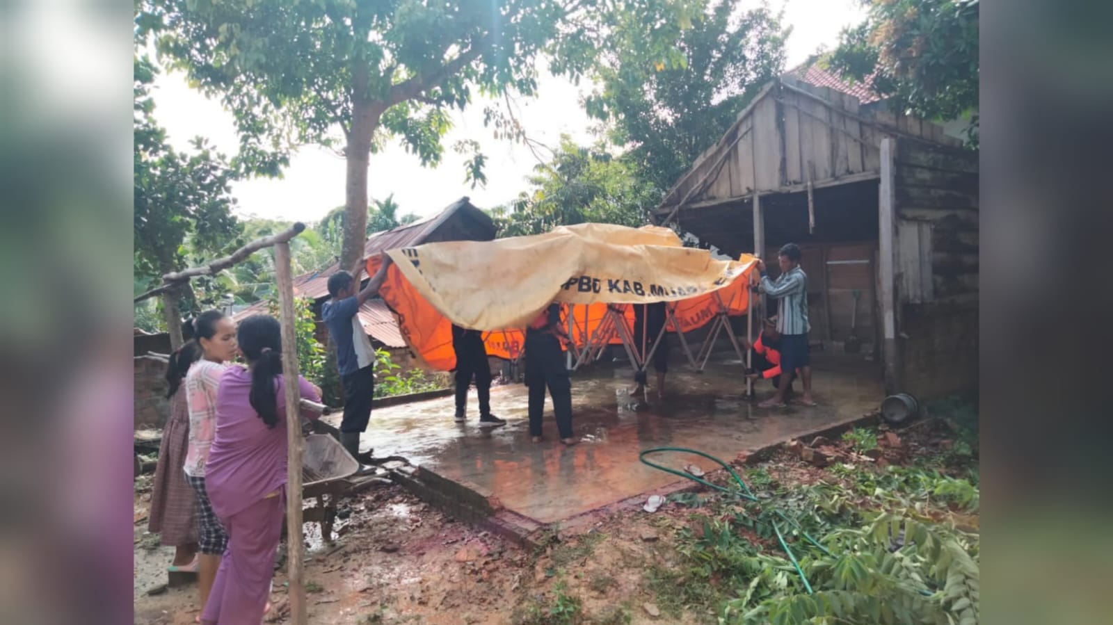 Curah Hujan Tinggi, Rumah Nyaris Tertimbun Tanah