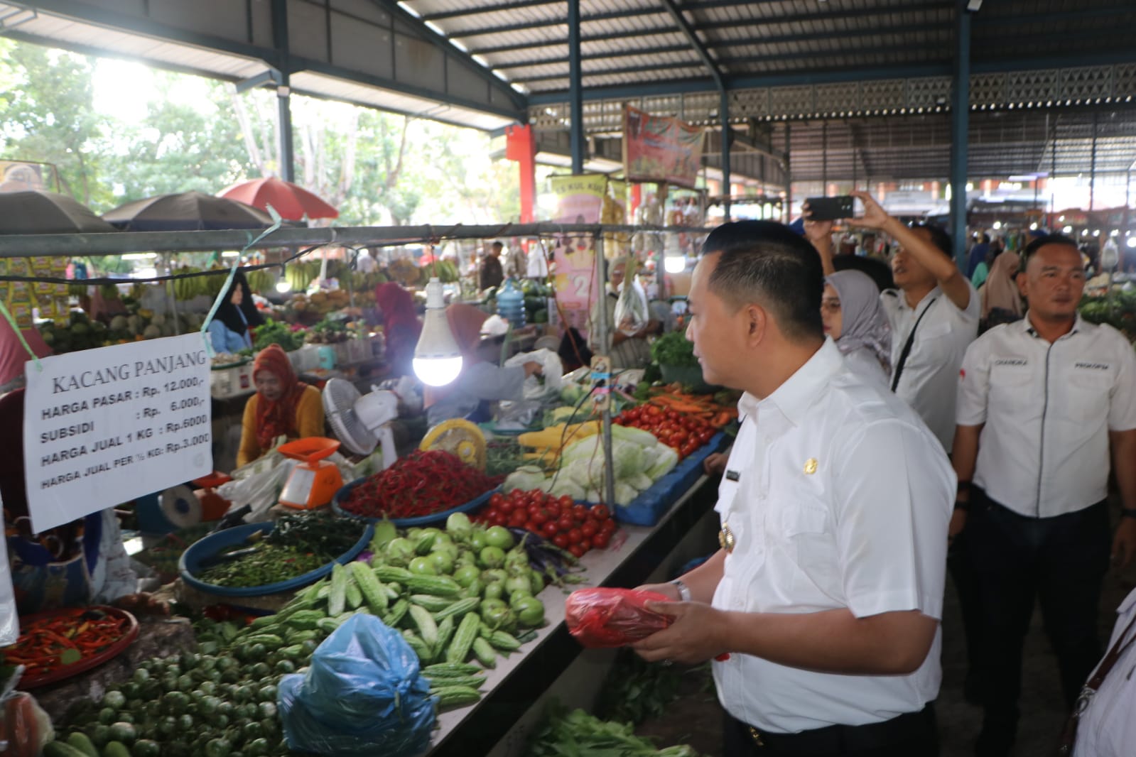 Sidak Pasar Muara Enim, Pj Bupati Pastikan Stabilitas Ketersedian dan Harga Bahan Pokok Terkendali