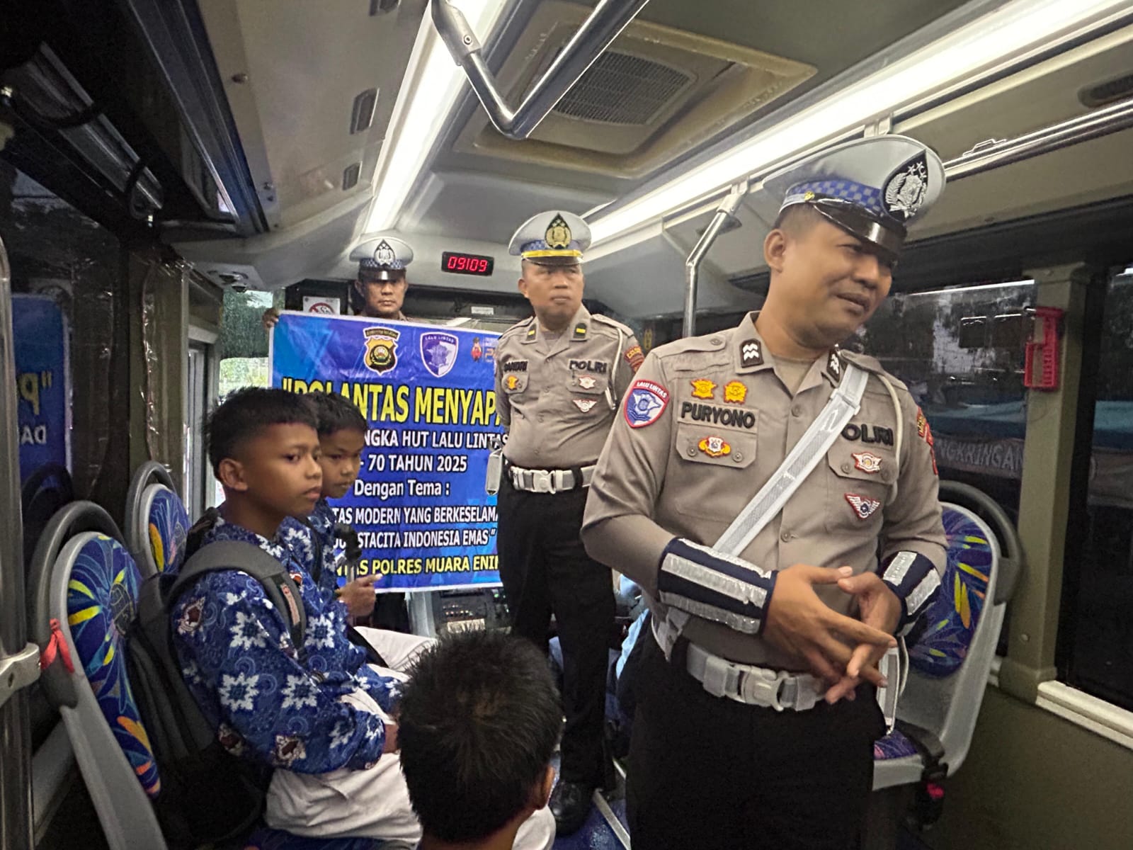 Anggota Satlantas Polres Muara Enim Beri Edukasi Budaya Tertib Lalu Lintas