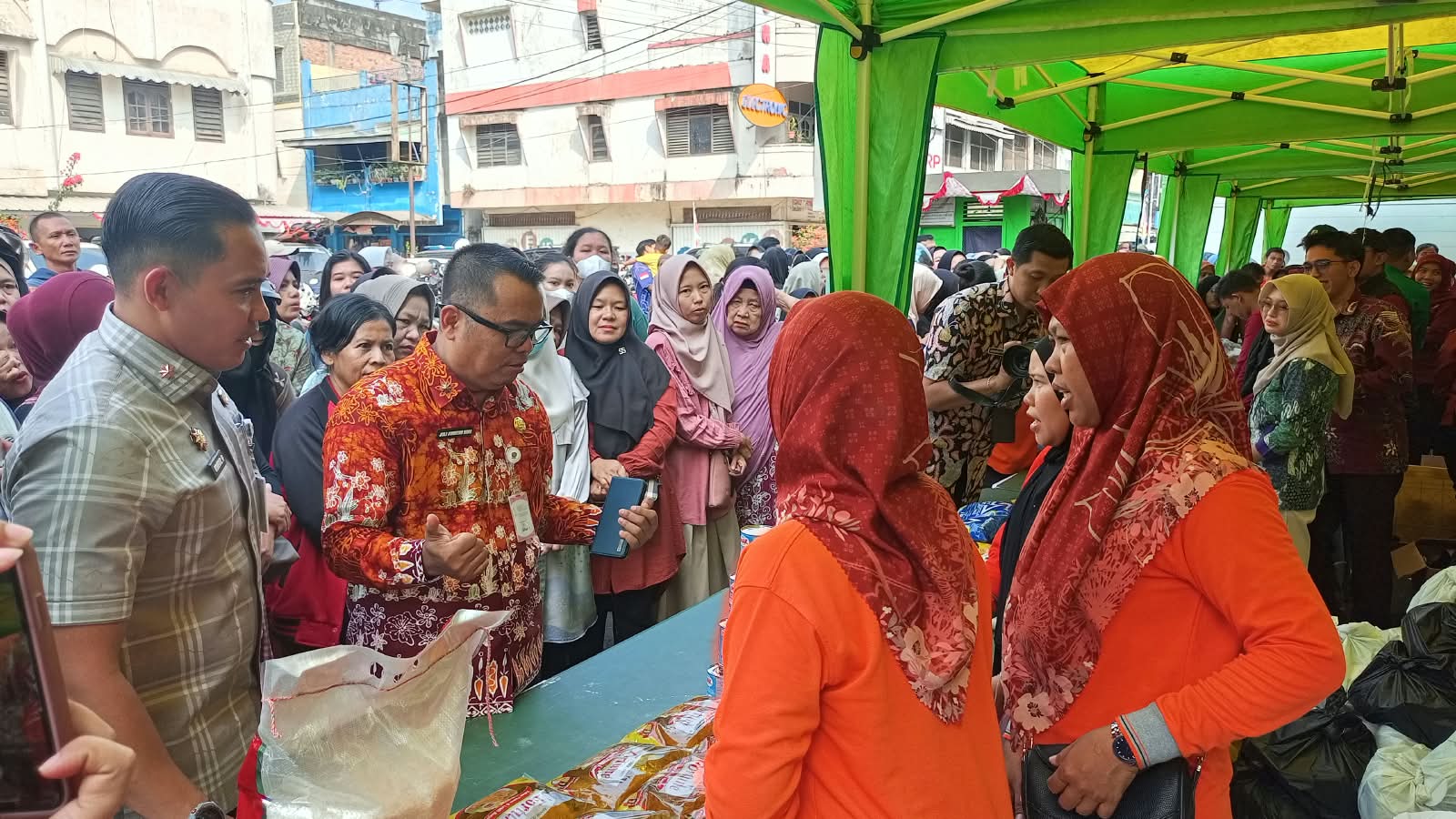 Berburu Pangan Murah, Warga Serbu GPM di Pasar Mambo II Muara Enim