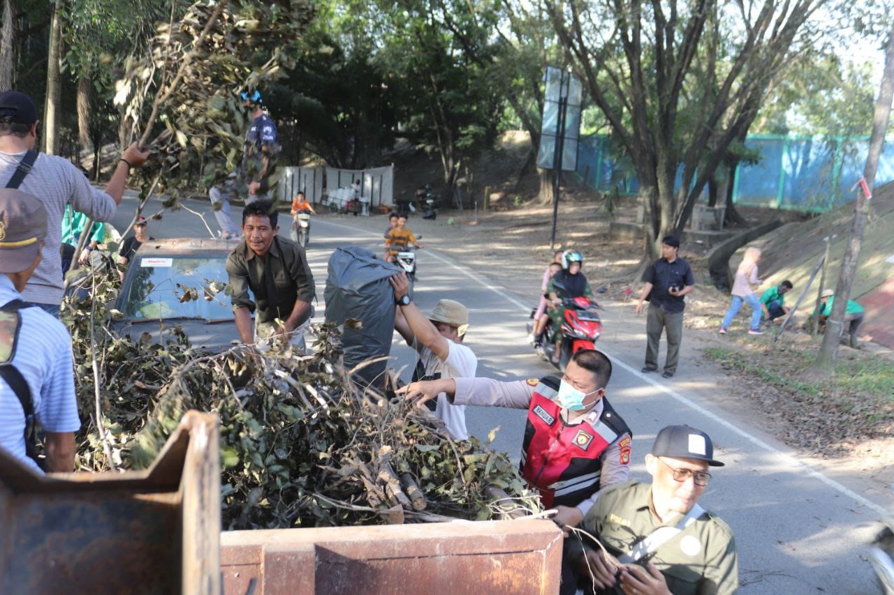 Polres Muara Enim Gelar BELIDA ASRI dengan Kegiatan Tambal Jalan Berlubang