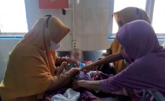 Geger Penemuan Bayi Perempuan di Depan Teras Rumah Warga Lahat, Kondisinya Memprihatinkan