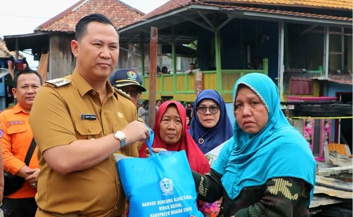 Pemkab Muara Enim Serahkan Bantuan untuk Korban Kebakaran Rumah di Desa Karang Raja