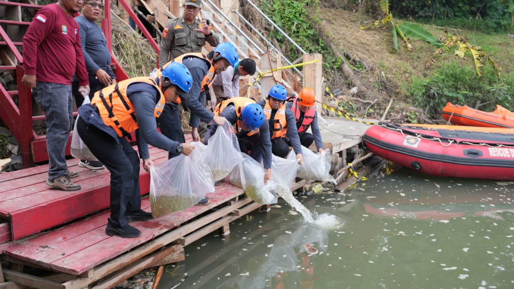 Jaga Ekosistem Sungai Enim, DLH dan Perusahaan Gelar Bersih Sungai, Tebar Benih Ikan dan Tanam Pohon