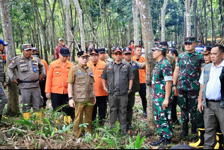 Pj Gubernur Bersama Kepala BNPB Tinjau Titik Karhutla Sekaligus Serahkan Bantuan di Gelumbang Muara Enim