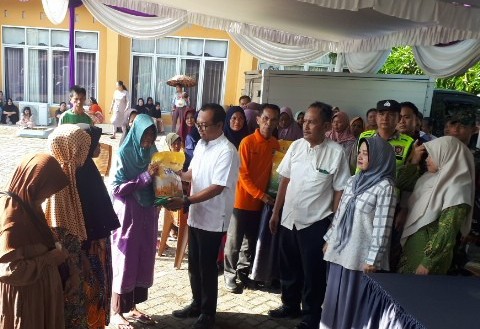 Jelang Lebaran, Pemkab Muara Enim Gelar Operasi Pasar Murah di Desa Pulau Panggung