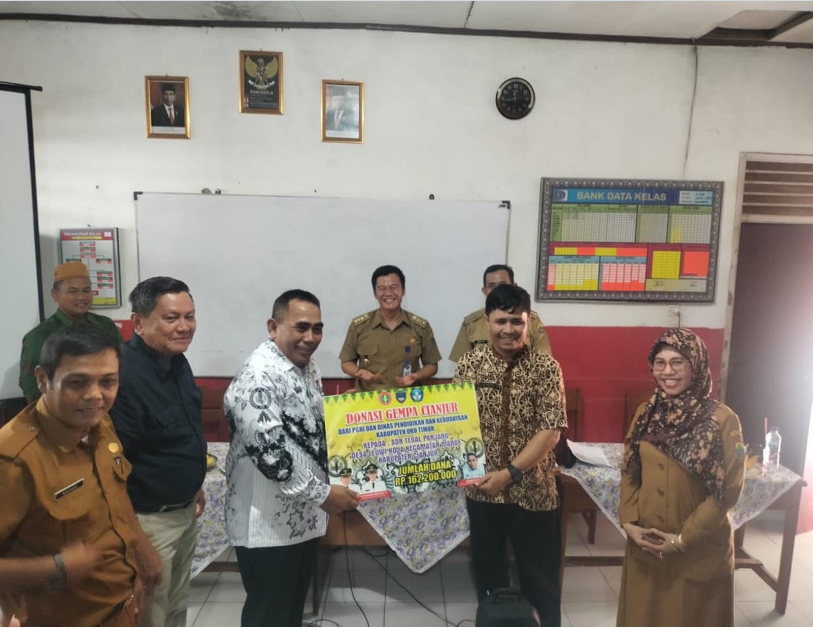 PGRI dan Disdikbud OKU Timur Sumsel Kirim Bantuan untuk Rehabilitasi Sekolah di Cianjur, Segini Jumlahnya!