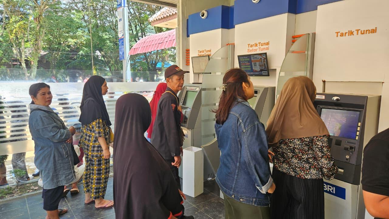 Akses Layanan BRI Tetap Terjaga di Daerah Terisolir Bencana Banjir Bandang melalui Satelit