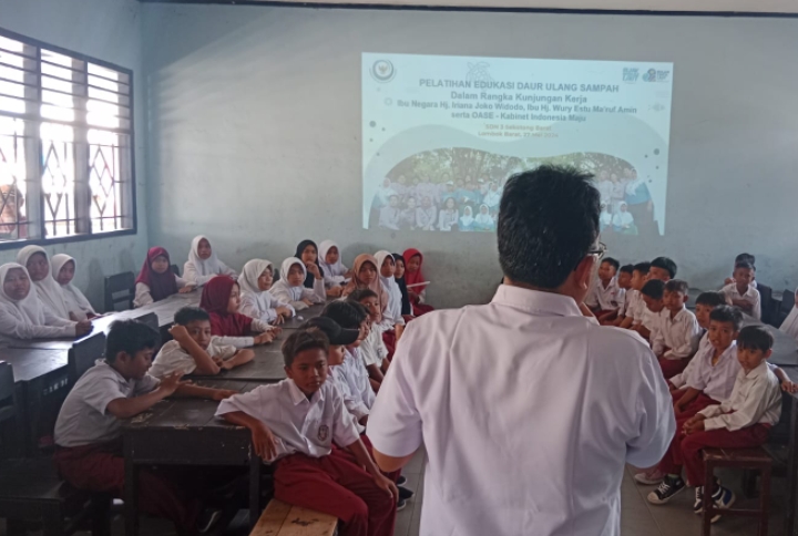 Kementerian Kelautan dan Perikanan Edukasi Siswa SD untuk Kelola Sampah Plastik