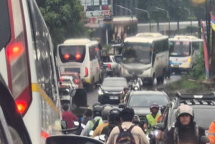 Warga Keluhkan Bus Karyawan Sebabkan Kemacetan