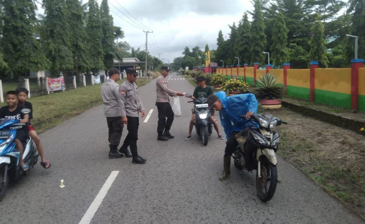 Personil Polsek Berbagi Takjil untuk Masyarakat