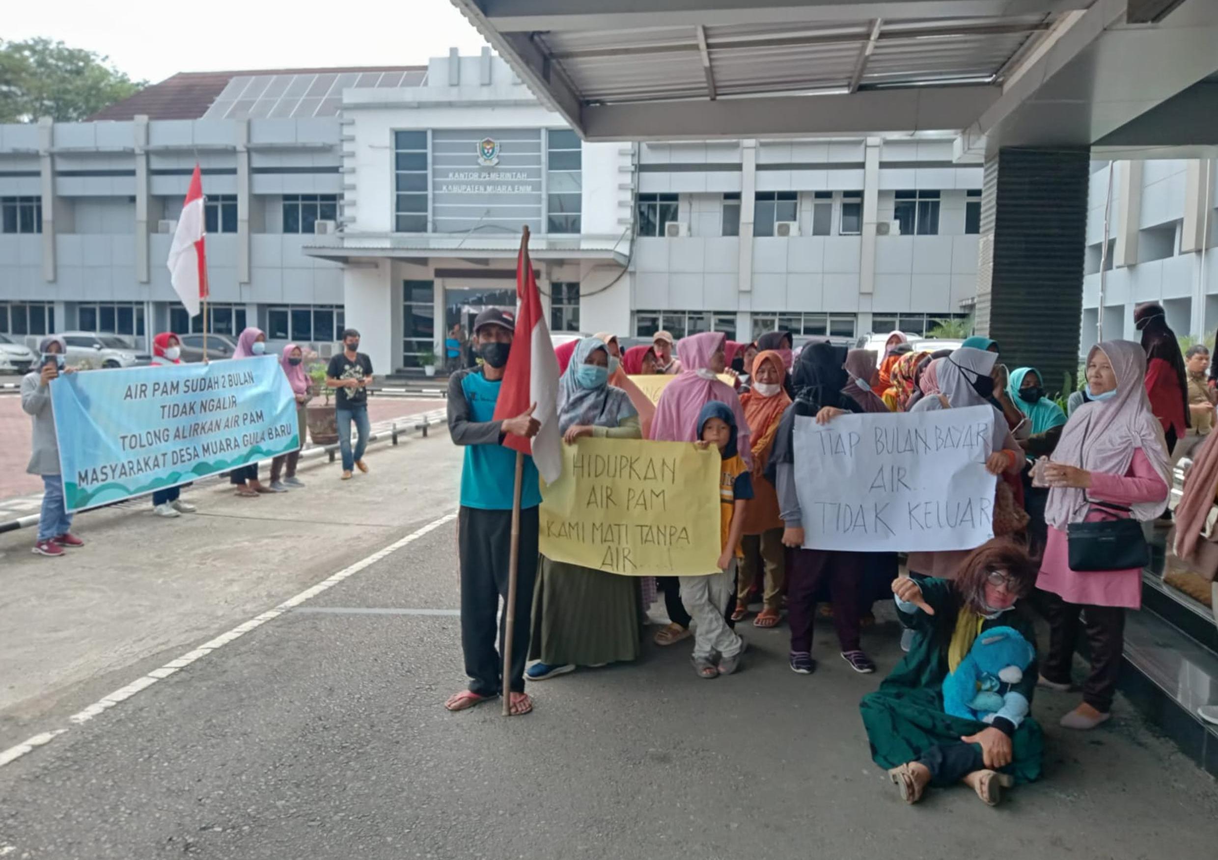 Gara-gara Air PDAM Tak Mengalir, Emak-emak Demo ke Kantor Bupati