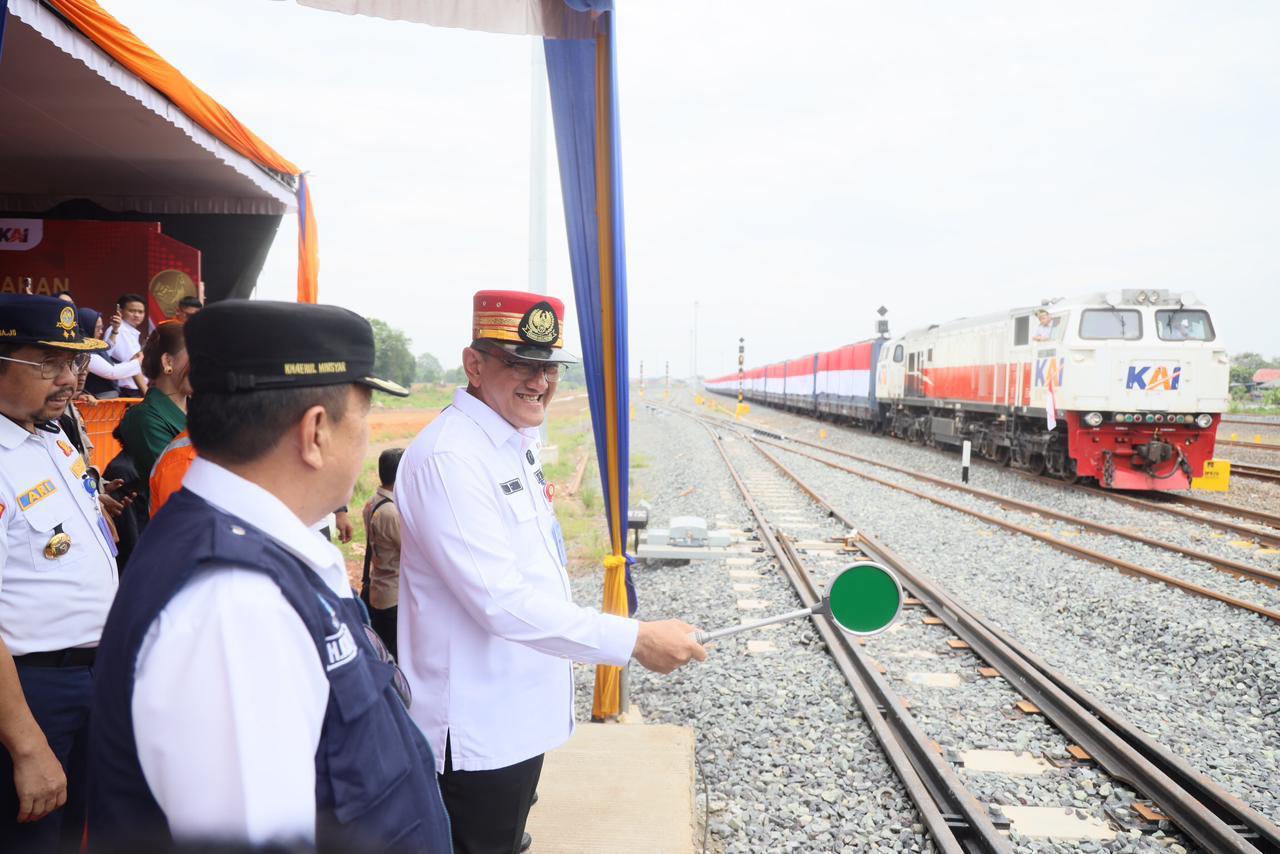 PT KAI Pecahkan Rekor MURI Pemasangan Bendera Merah Putih Terbanyak di Gerbong Kereta Api