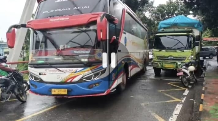 Truk Pengangkut Semen Putus Baut Roda, Macetkan Arus Lalu Lintas di Kota Muara Enim