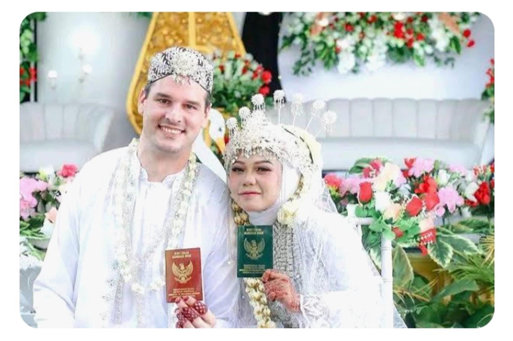 Viral Gadis Muara Enim Nikah dengan Bule Kanada, Lihat Tuh Fotonya, Bahagia Banget!