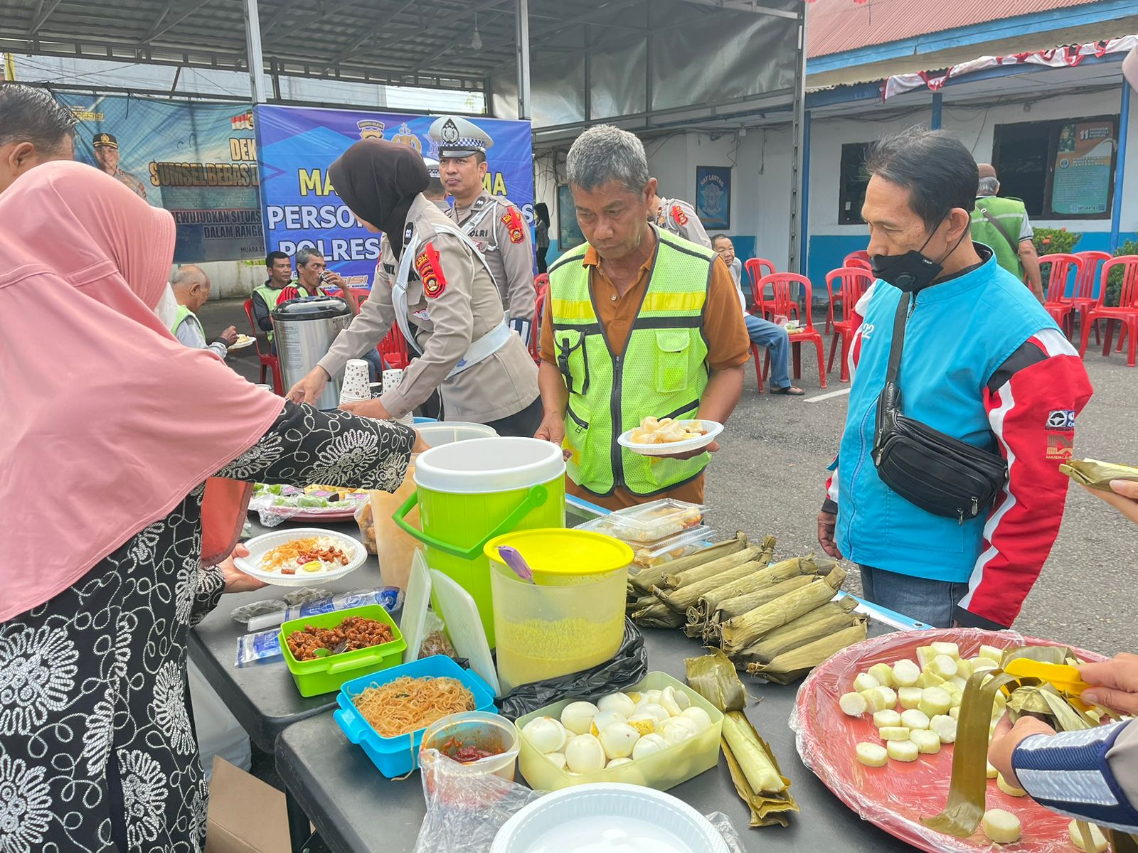 Satlantas Polres Muara Enim Gelar Makan Bersama Tukang Ojek, Tukang Becak dan Warga