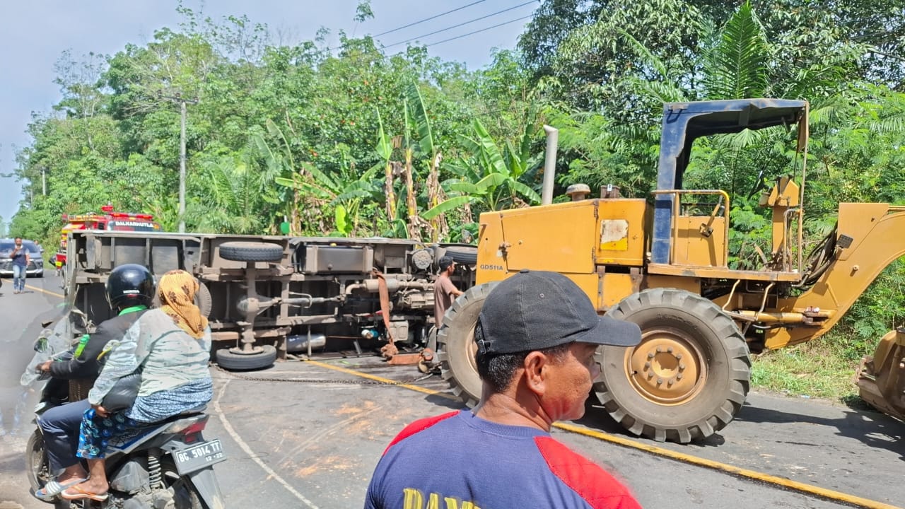 Pecah Ban Belakang, Mobil Box Ini Terbalik di Gelumbang Muara Enim