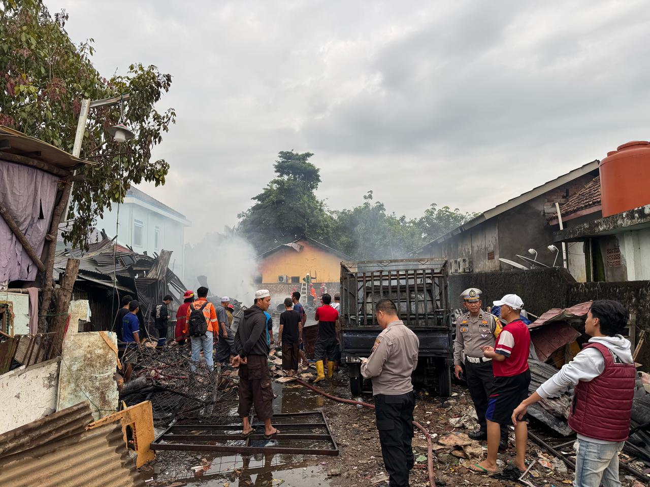 Diduga Korsleting Listrik, Gudang Rongsokan di Muara Enim Hangus Terbakar
