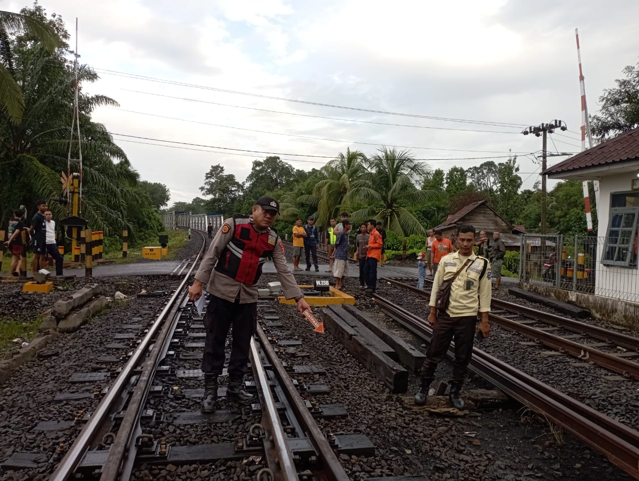 Pulang dari Kalangan, Sepeda Motor Lansia Diserempet Kereta Api Babaranjang