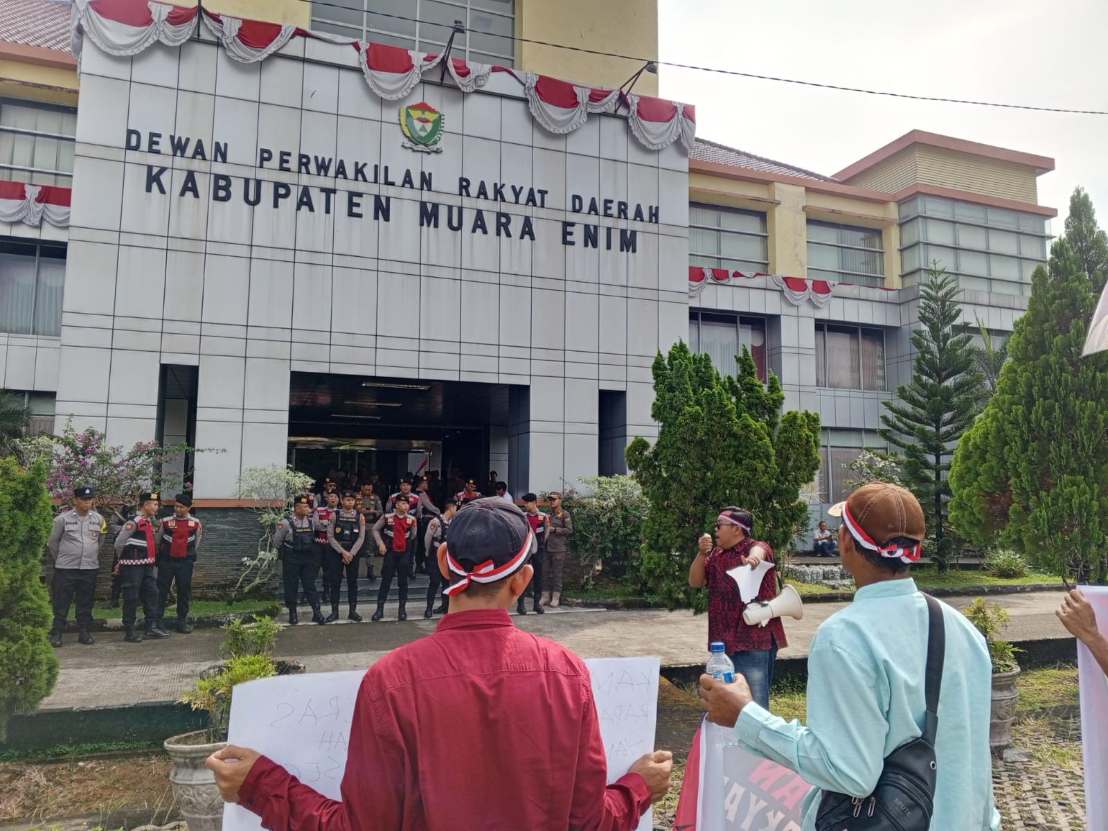 Massa GSRB Demo DPRD Muara Enim Terkait Dugaan Monopoli Proyek Aspirasi Rakyat