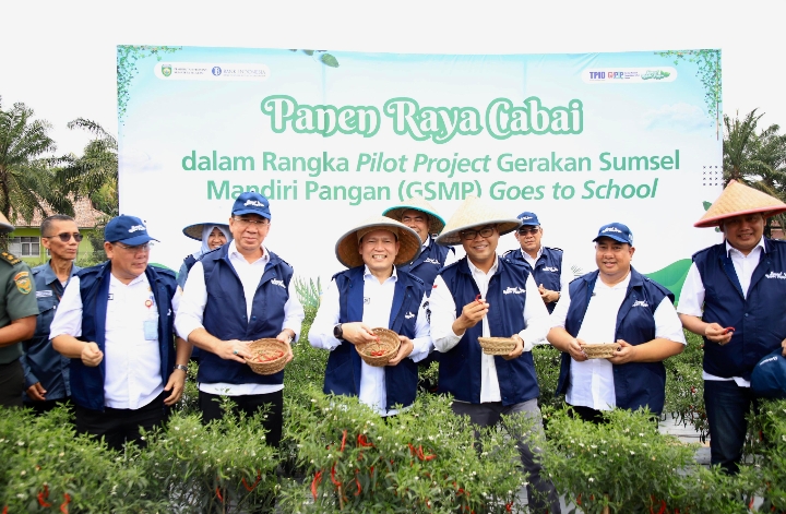 Sekda Muara Enim Dampingi Pj Gubernur Sumsel Panen Raya Cabai di Proyek Percontohan SMK Negeri 1 Gelumbang