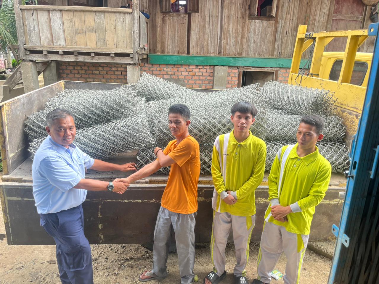 PT TeL Bantu Perbaikan Jembatan Gantung Desa Kuripan Selatan, Juga Serahkan Bantuan Perikanan Desa Banuayu
