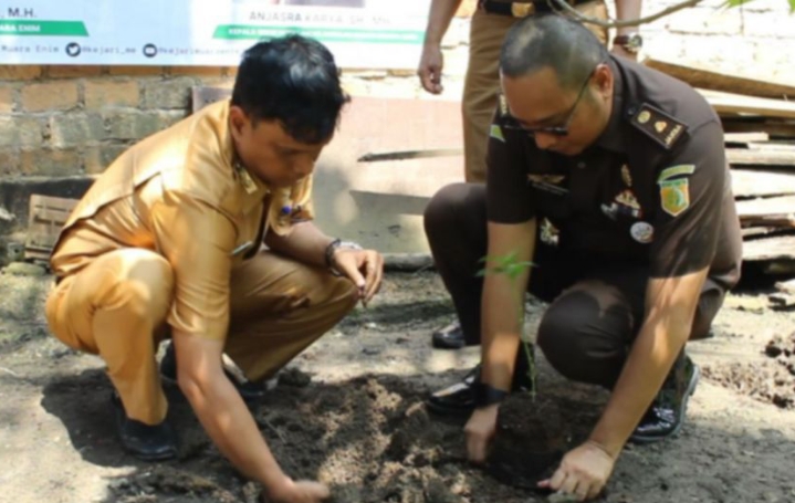 Dukung Kemandirian Pangan, Jaksa Muara Enim Ajak Warga Tanam Cabai