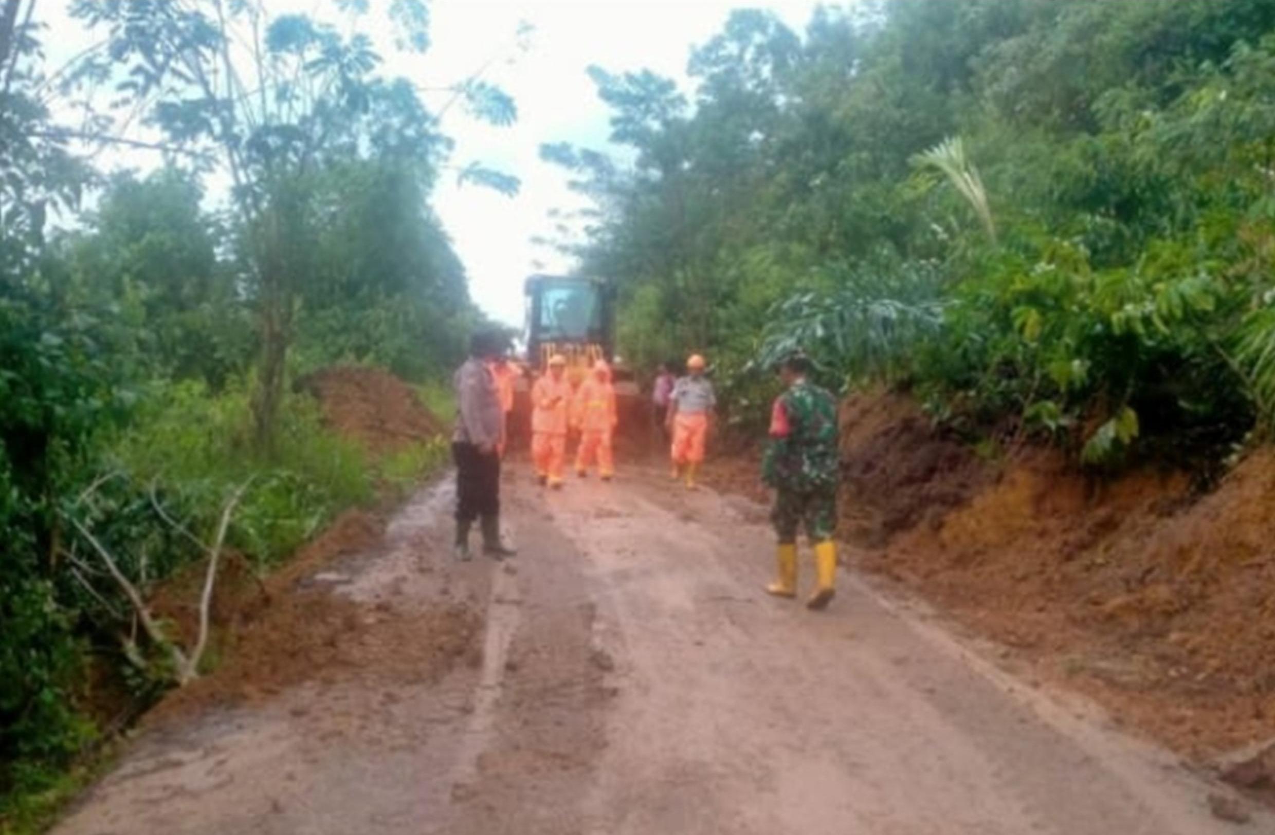 Diguyur Hujan, Akses Jalan di Semende Darat Tengah Tertimbun Longsor