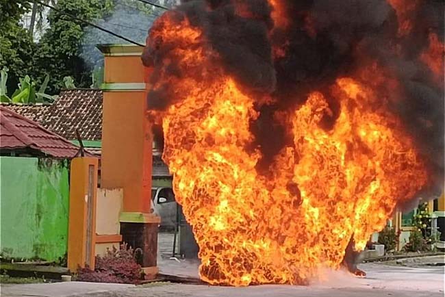 Minibus Ini Meledak Hingga Terbakar Habis, Lokasi Kejadiannya di Depan Kantor Kemenag OKU Selatan