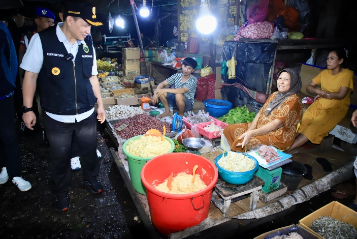 Pj Gubernur Sumsel Sidak Pasar Induk Jakabaring, Pastikan Pasokan Bahan Pokok Stabil