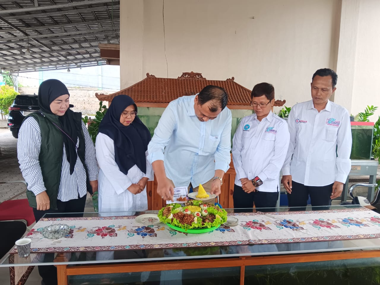 Peringati HPN 2025, SMSI OKU Selatan Potong Tumpeng Bersama Bupati Terpilih