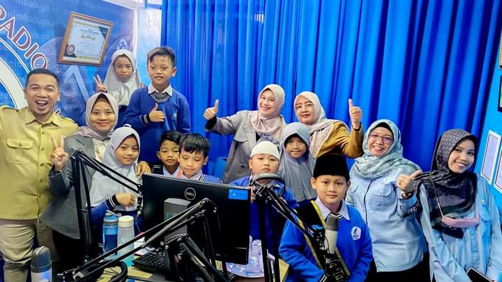 Guna Mengenalkan Media Informasi, Siswa SD Bukit Asam Belajar di Studio Radio Kominfo Muara Enim 