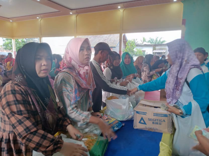 Warga Serbu Pasar Murah Pengendali Inflasi