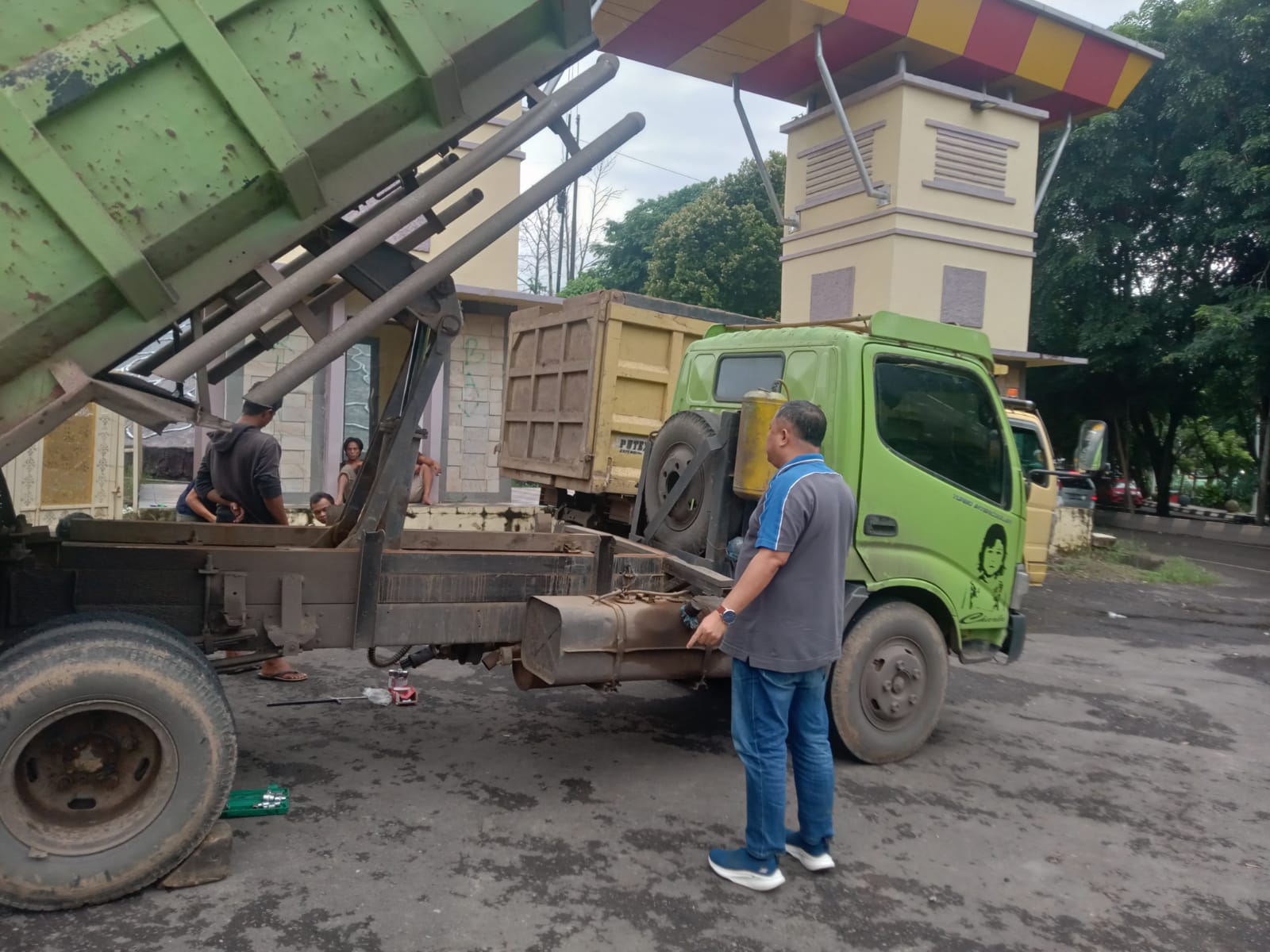 Anggota DPRD Muara Enim Tegur Sopir Truk yang Parkir di Area Pintu GOR Pancasila