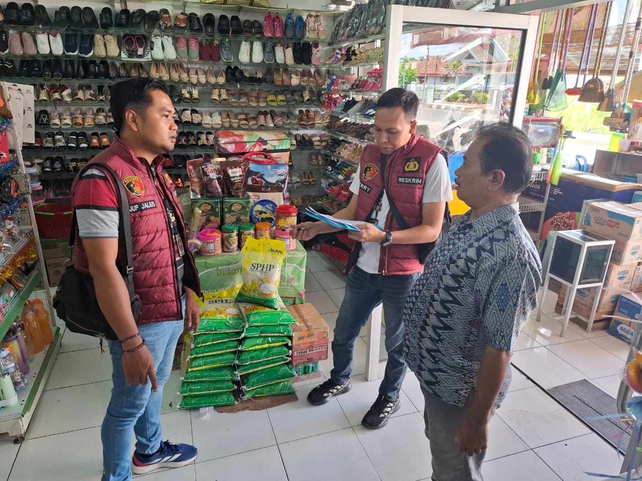 Anggota Polres Muara Enim Monitoring Ketersediaan Beras SPHP