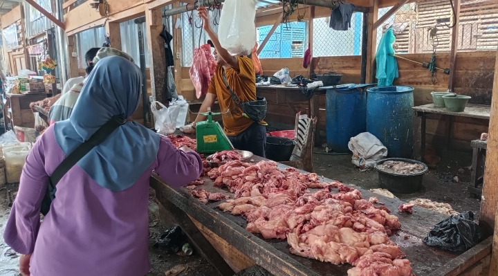 Jelang Ramadan, Daging Sapi Laris Manis di Pasar Muara Enim