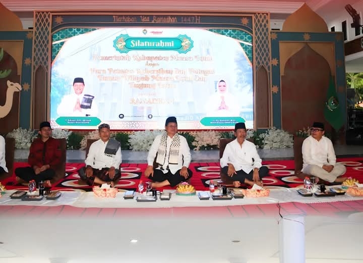 Bupati Edison Berbuka Puasa dan Berbagi Keberkahan Bersama Petugas Kebersihan