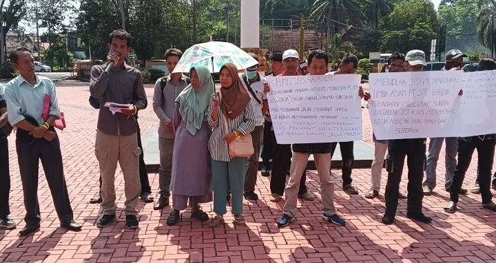 Keluhkan Aktivitas dan Dampak Limbah Batu Bara, Warga Belimbing Geruduk Kantor Bupati Muara Enim