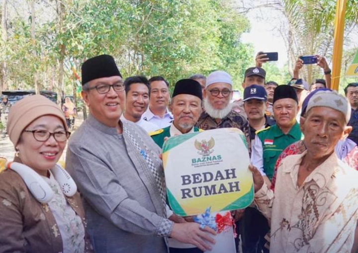 Pj Bupati Muara Enim Serahkan Kunci Program Bedah Rumah di Desa Penanggiran