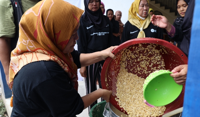 PT Bukit Asam dan IZI Berdayakan Masyarakat Desa Prabu Menang Lewat Usaha Tempe