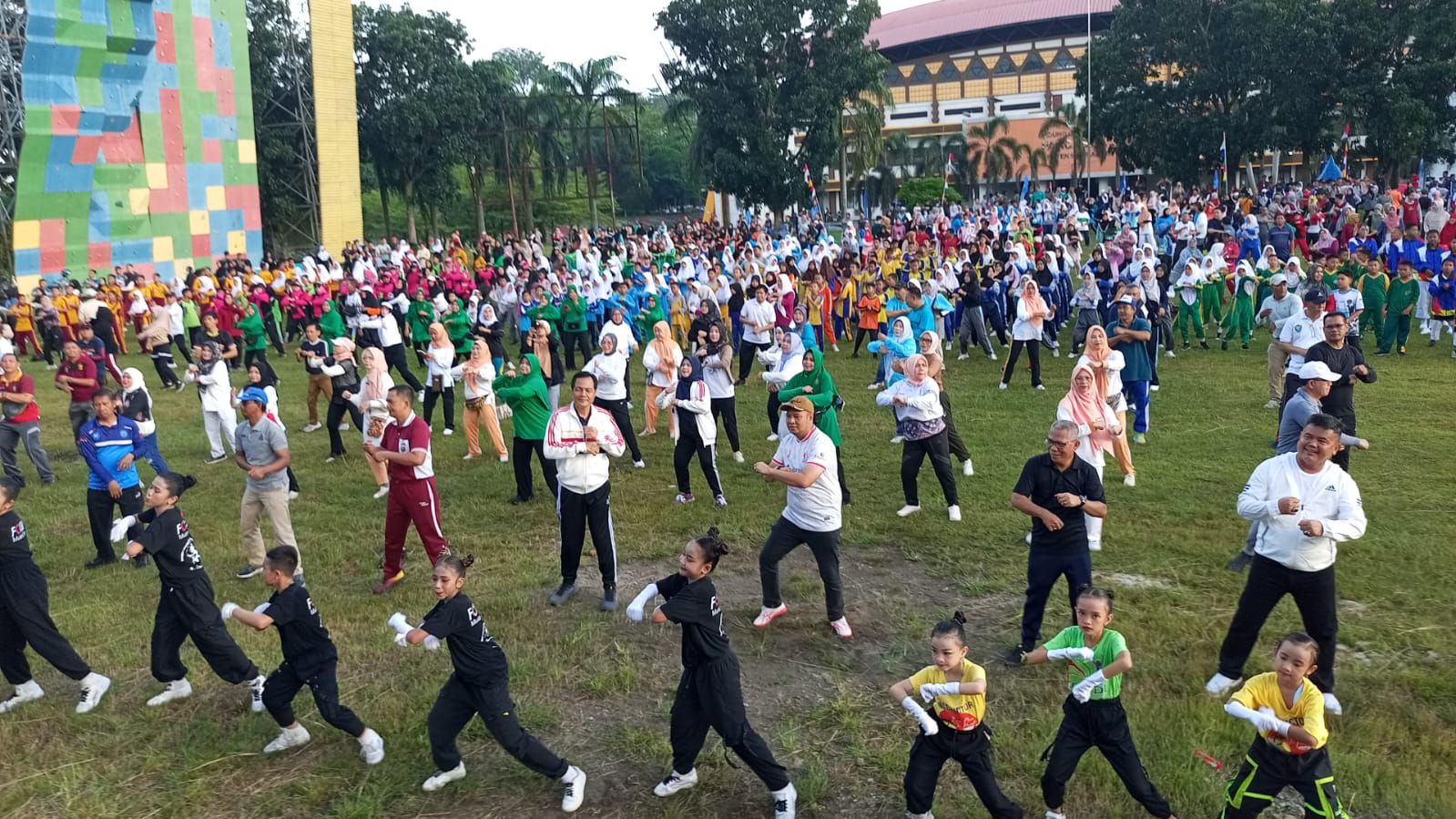 Ribuan Masyarakat Muara Enim Antusias Ikuti Senam Sehat MEMBARA